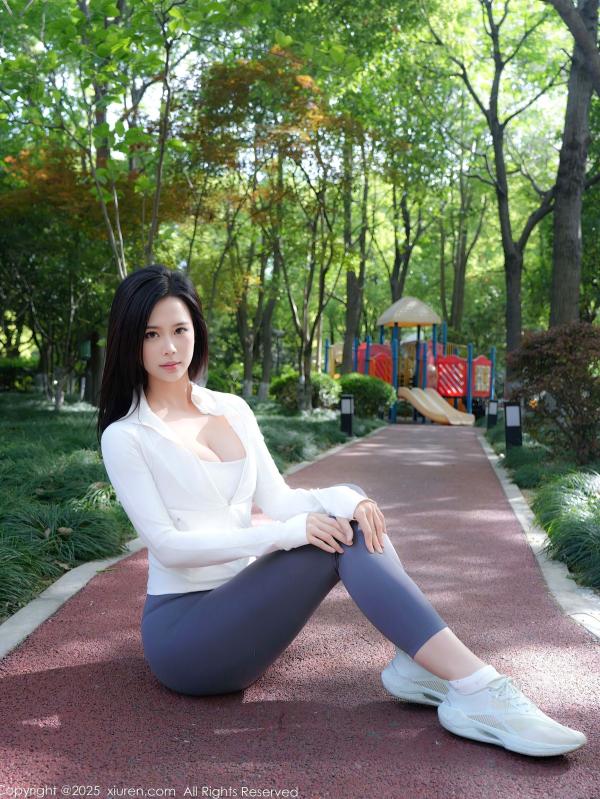    秀人网-10595-玫瑰我爱你-户外公园运动女神健身风，身着白色运动背心与灰色瑜伽裤尽显修长美腿，室内私房展现极致诱惑，2025.07.29第19张图片