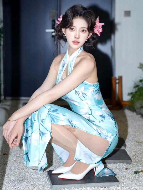    XiuRen秀人网-10594-梨霜儿：清新淡蓝旗袍高开叉，极品肉丝长腿，温婉气质与夜色街拍写真第2张图片