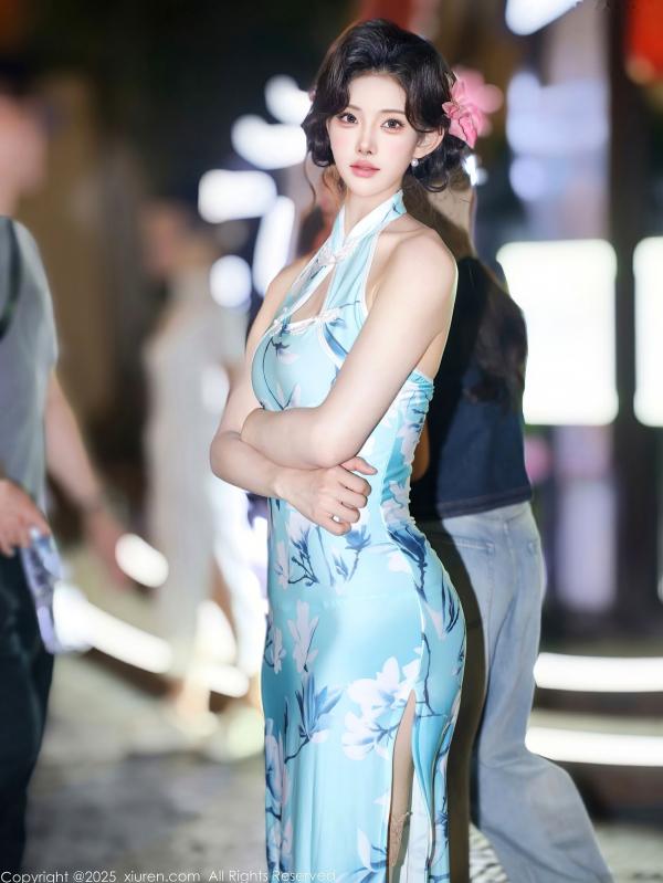    XiuRen秀人网-10594-梨霜儿：清新淡蓝旗袍高开叉，极品肉丝长腿，温婉气质与夜色街拍写真第8张图片