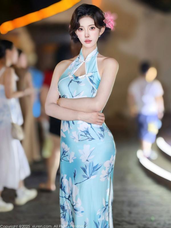    XiuRen秀人网-10594-梨霜儿：清新淡蓝旗袍高开叉，极品肉丝长腿，温婉气质与夜色街拍写真第12张图片