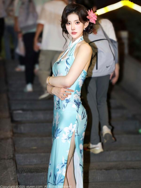    XiuRen秀人网-10594-梨霜儿：清新淡蓝旗袍高开叉，极品肉丝长腿，温婉气质与夜色街拍写真第13张图片