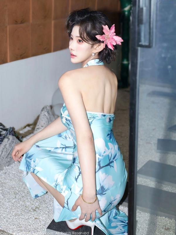    XiuRen秀人网-10594-梨霜儿：清新淡蓝旗袍高开叉，极品肉丝长腿，温婉气质与夜色街拍写真第32张图片