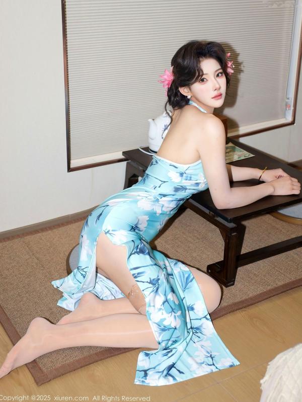    XiuRen秀人网-10594-梨霜儿：清新淡蓝旗袍高开叉，极品肉丝长腿，温婉气质与夜色街拍写真第39张图片