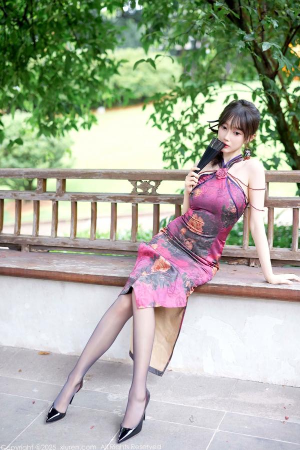    XiuRen秀人网-10593-玥儿玥er-古典紫色旗袍性感黑丝高跟-户外古风长廊制服诱惑美图第21张图片