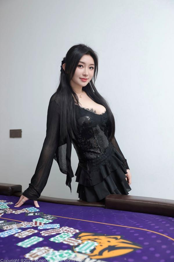    XiuRen秀人网-10592-苏一诺-黑色蕾丝连衣裙荷官红色吊袜带-性感女神棋牌室制服主题私房写真第2张图片