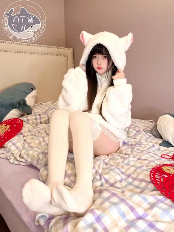    AT鲨 - 新年主题私房写真，软萌双马尾居家内衣诱惑，清纯少女感与性感姿态展现第22张图片