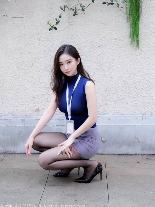   秀人网No.10577-楠芝私房照：蓝T短裙搭配极品黑丝，女神诱惑姿态撩人！第54张图片