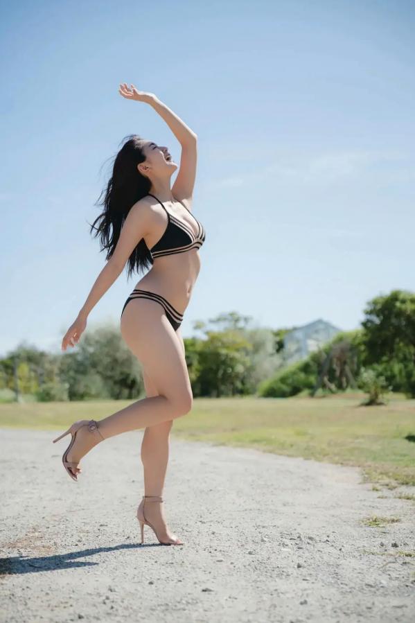    豊田ルナ - 無邪気な熱視線 vol.1：夏日海滩清纯比基尼户外写真，尽显阳光治愈魅力第15张图片