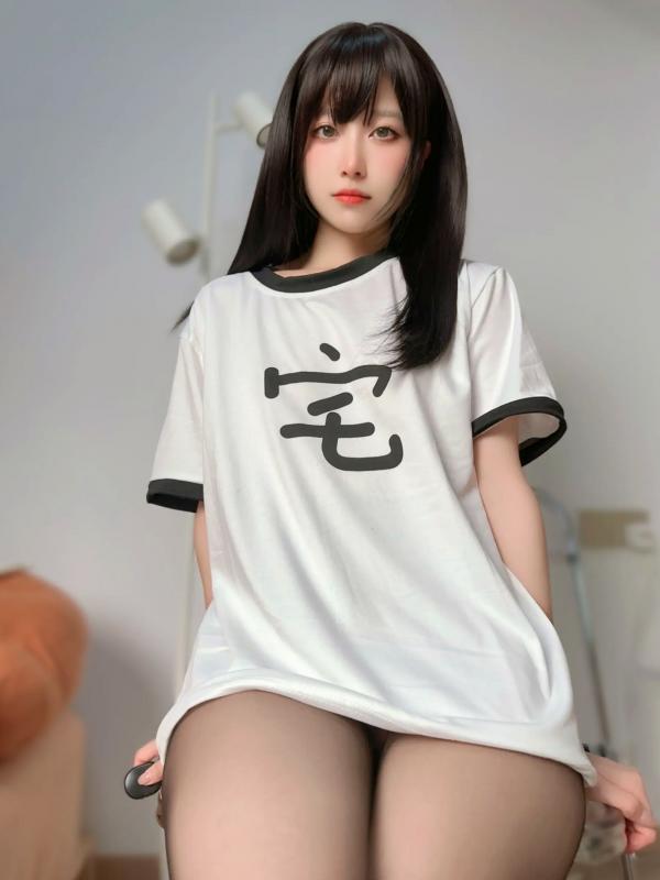    布丁大法 宅女的日常：清纯黑丝诱惑居家风，修长美腿搭配简约T恤，打造邻家甜美动人视觉盛宴第2张图片