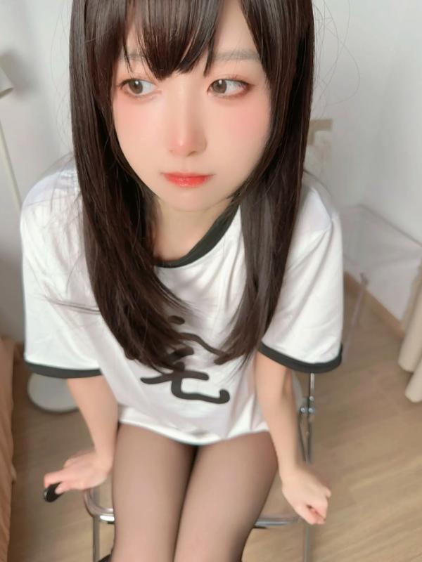    布丁大法 宅女的日常：清纯黑丝诱惑居家风，修长美腿搭配简约T恤，打造邻家甜美动人视觉盛宴第12张图片
