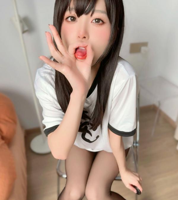    布丁大法 宅女的日常：清纯黑丝诱惑居家风，修长美腿搭配简约T恤，打造邻家甜美动人视觉盛宴第13张图片