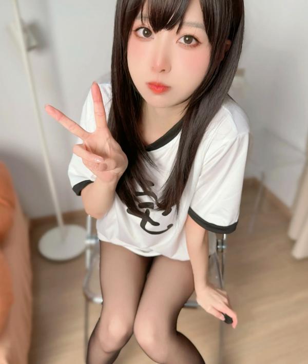    布丁大法 宅女的日常：清纯黑丝诱惑居家风，修长美腿搭配简约T恤，打造邻家甜美动人视觉盛宴第14张图片