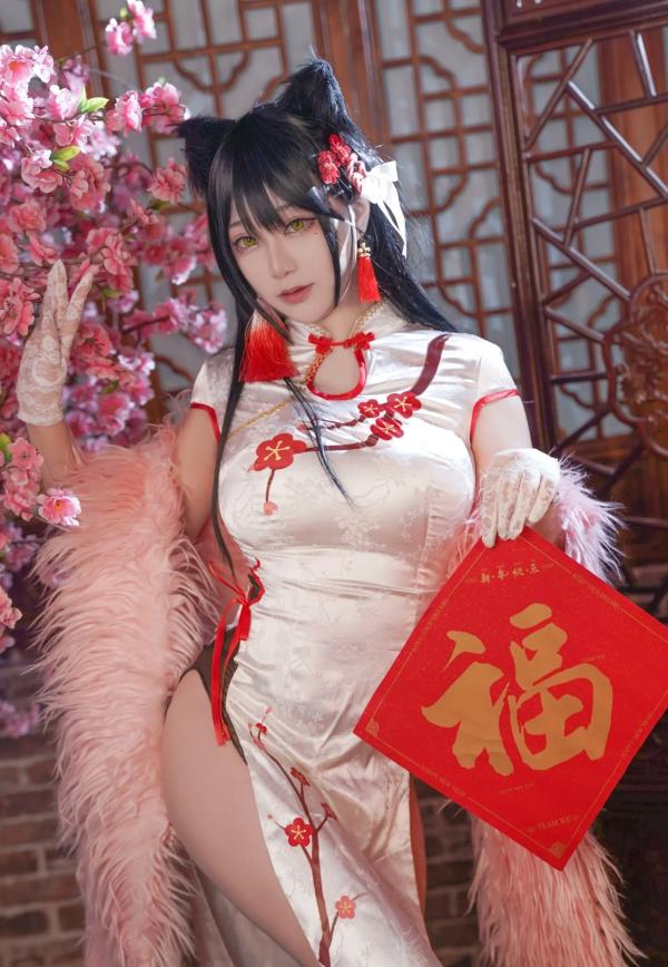   Halo_酱 - 爱宕新春旗袍，樱花树下cosplay绝美写真，红白旗袍搭配猫耳造型，国潮古风新春视觉盛宴第11张图片