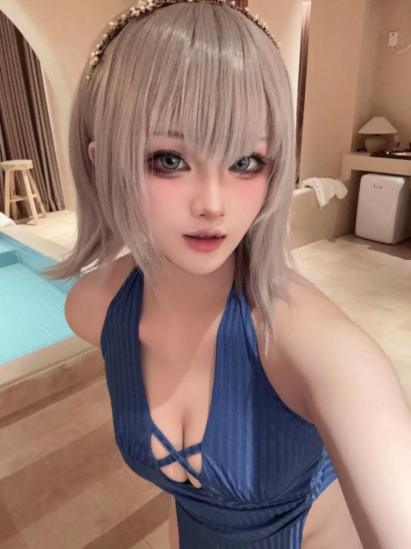    屿鱼 - 海外自拍，银发cosplay高开叉长裙，室内极致诱惑私房写真第13张图片