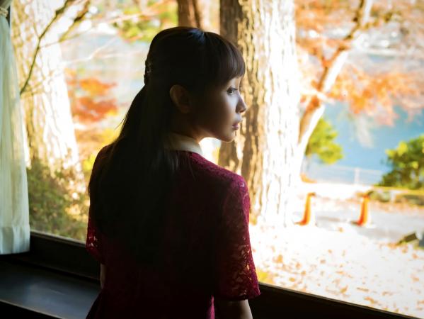    逢見リカ - If I See You in My Dreams 秋日红裙与室内蕾丝内衣写真，尽显冷艳与性感气质第5张图片