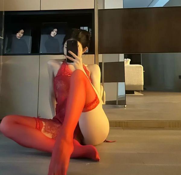    金希儿 - 辣不辣臭弟弟们，红色蕾丝内衣诱惑室内私房照，大长腿配丝袜，极品身材镜面自拍展示第24张图片