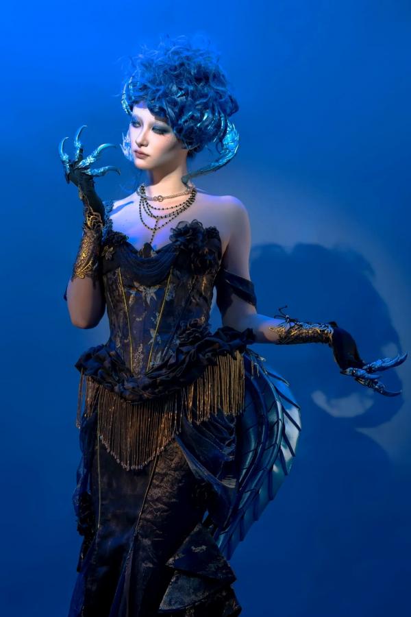    云溪溪 - 乌衣 艾玛斯·乌洛尔：深空异形女王冷艳科幻风角色扮演写真第1张图片