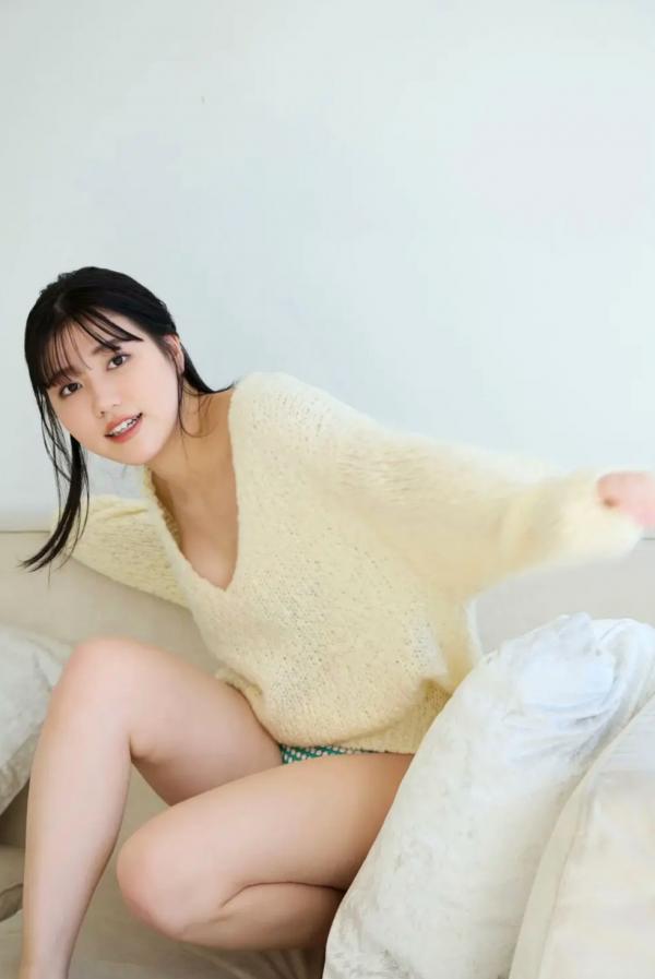    [写真] 和泉芳怜 - 纯白比基尼与黑色诱惑湿发私房照，展现清纯与性感并存的绝美身姿第3张图片