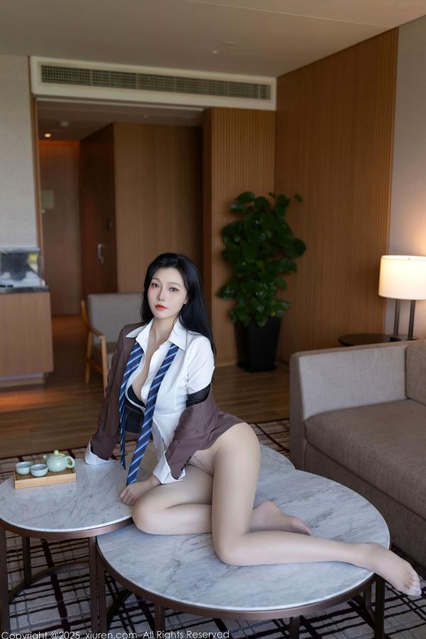   秀人网10571安然：褐色西装制服诱惑，干练白衬衫与肉丝长腿的职场风格写真第38张图片