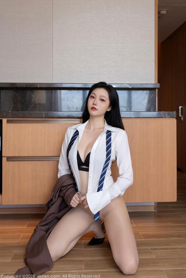   秀人网10571安然：褐色西装制服诱惑，干练白衬衫与肉丝长腿的职场风格写真第54张图片