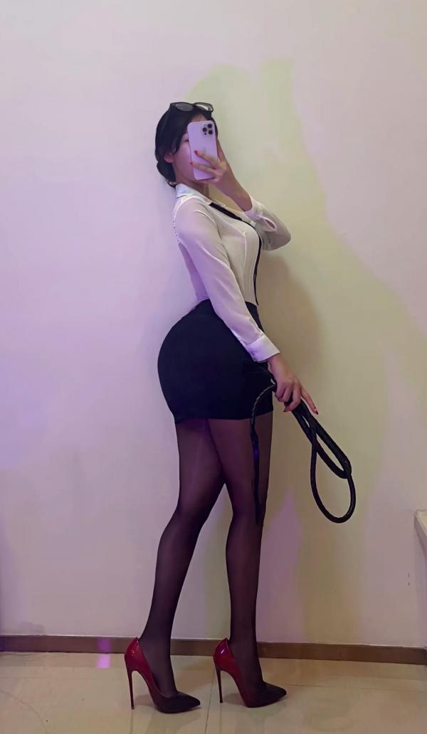    艾拉·isla白色衬衫制服诱惑，职场OL装扮尽显极品S型曲线，大尺度私房诱人写真第15张图片