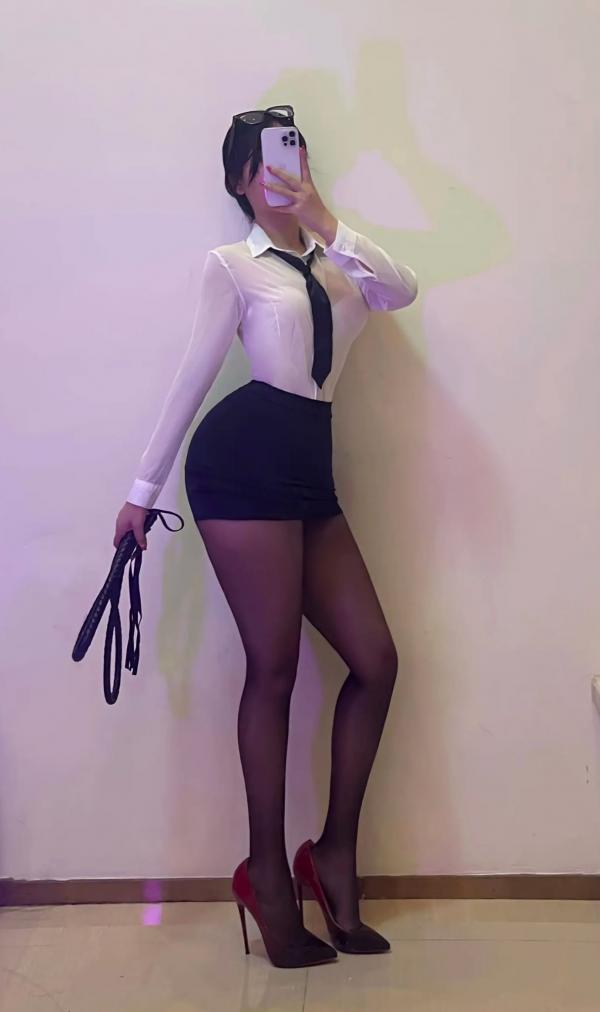    艾拉·isla白色衬衫制服诱惑，职场OL装扮尽显极品S型曲线，大尺度私房诱人写真第17张图片