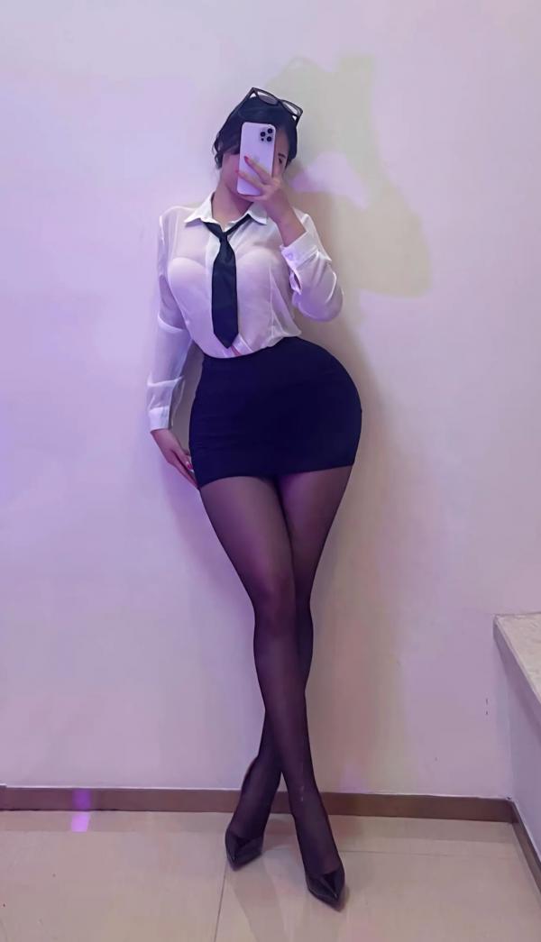    艾拉·isla白色衬衫制服诱惑，职场OL装扮尽显极品S型曲线，大尺度私房诱人写真第18张图片