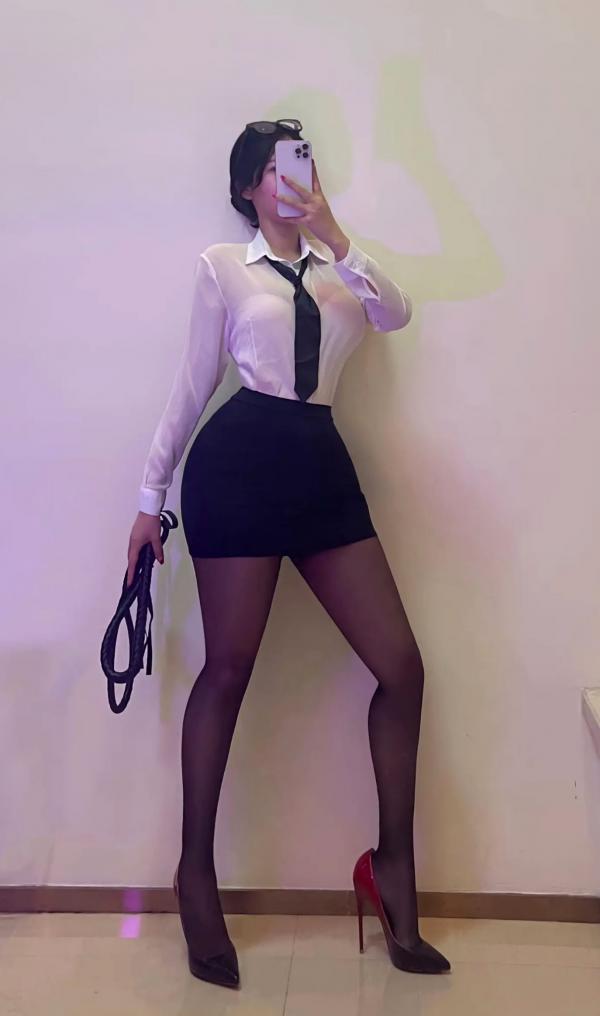    艾拉·isla白色衬衫制服诱惑，职场OL装扮尽显极品S型曲线，大尺度私房诱人写真第23张图片