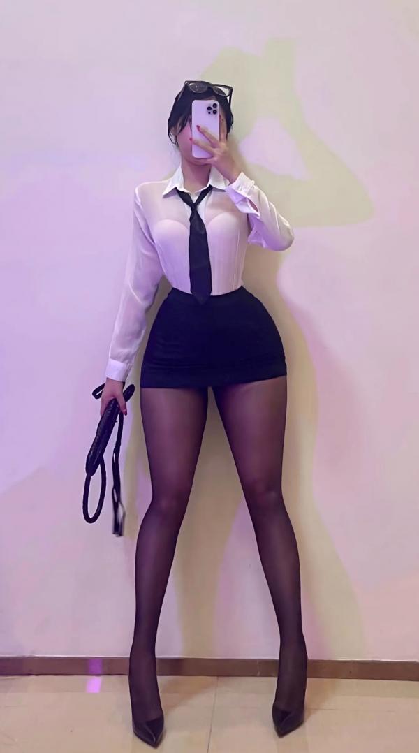    艾拉·isla白色衬衫制服诱惑，职场OL装扮尽显极品S型曲线，大尺度私房诱人写真第25张图片
