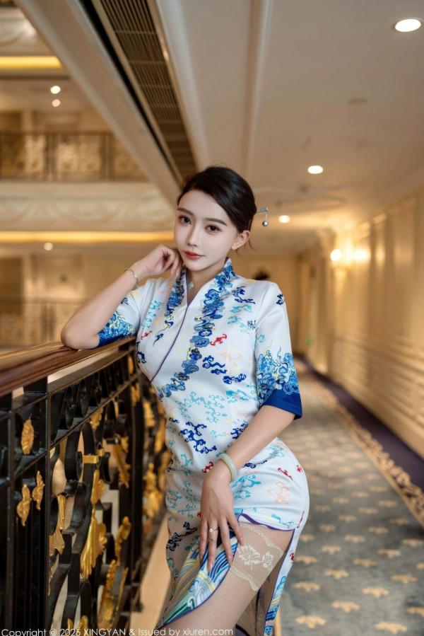   XingYan星颜社-435-李若汐：白色蓝印花旗袍诱惑，室内私房丝袜美腿，极致东方风情演绎 - 2025.11.27第9张图片