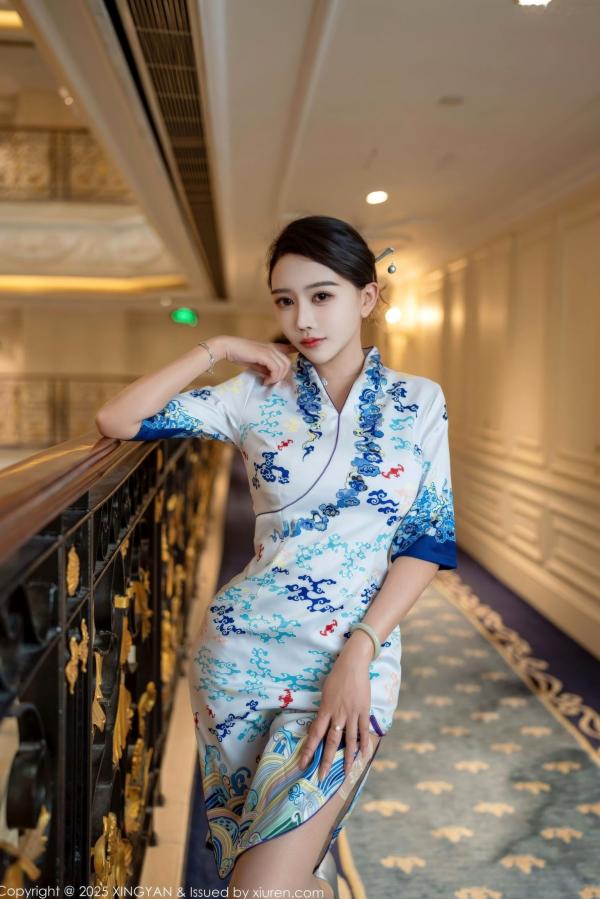    XingYan星颜社-435-李若汐：白色蓝印花旗袍诱惑，室内私房丝袜美腿，极致东方风情演绎 - 2025.11.27第10张图片