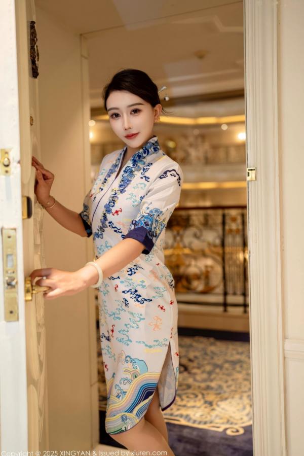    XingYan星颜社-435-李若汐：白色蓝印花旗袍诱惑，室内私房丝袜美腿，极致东方风情演绎 - 2025.11.27第12张图片