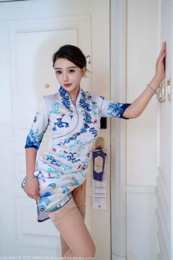    XingYan星颜社-435-李若汐：白色蓝印花旗袍诱惑，室内私房丝袜美腿，极致东方风情演绎 - 2025.11.27第15张图片