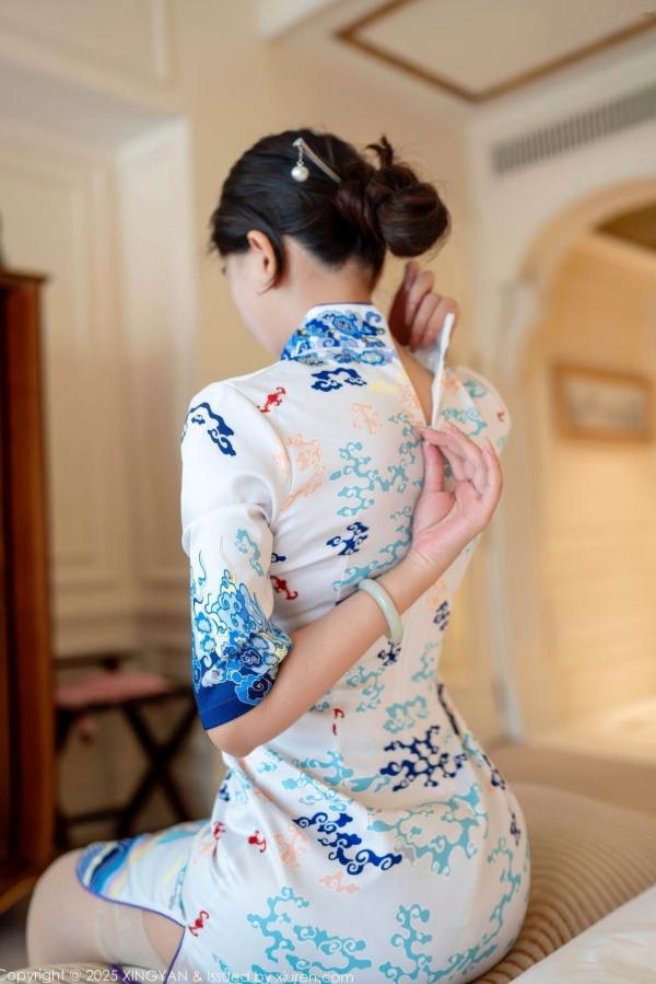    XingYan星颜社-435-李若汐：白色蓝印花旗袍诱惑，室内私房丝袜美腿，极致东方风情演绎 - 2025.11.27第21张图片