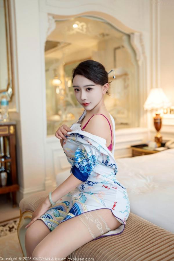    XingYan星颜社-435-李若汐：白色蓝印花旗袍诱惑，室内私房丝袜美腿，极致东方风情演绎 - 2025.11.27第22张图片
