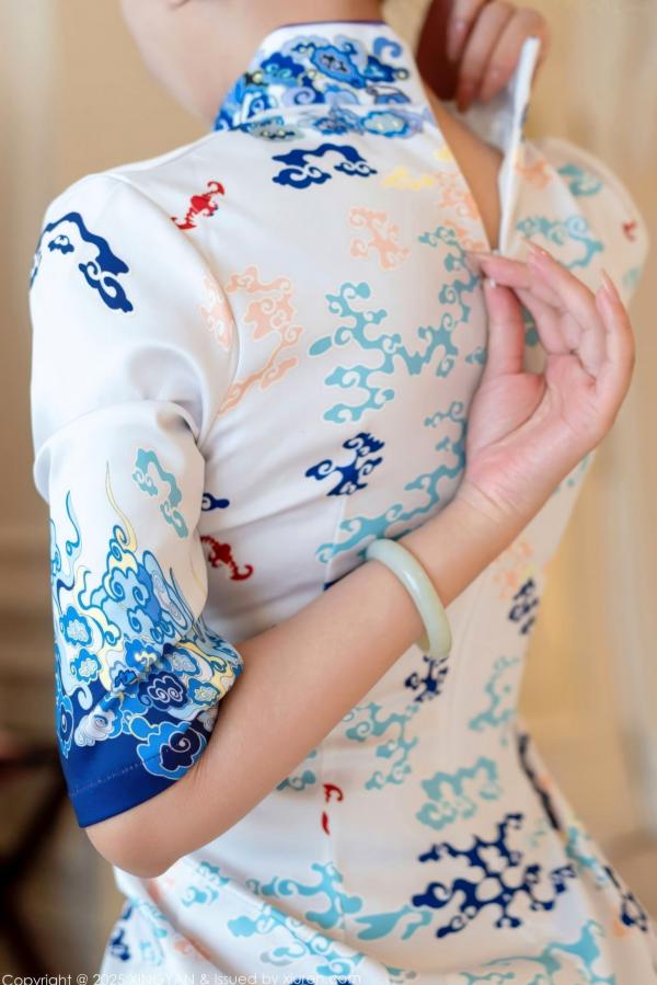   XingYan星颜社-435-李若汐：白色蓝印花旗袍诱惑，室内私房丝袜美腿，极致东方风情演绎 - 2025.11.27第74张图片