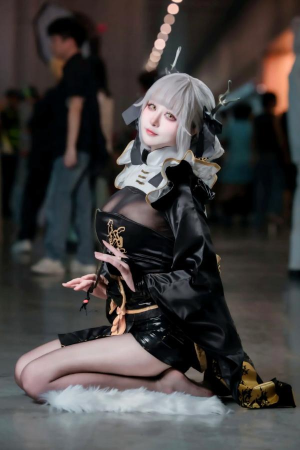    酒酿促织nya_白兔Cosplay漫展精选，黑金国风绝美动人，清冷少女的二次元梦幻秀第3张图片
