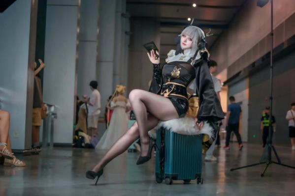    酒酿促织nya_白兔Cosplay漫展精选，黑金国风绝美动人，清冷少女的二次元梦幻秀第6张图片