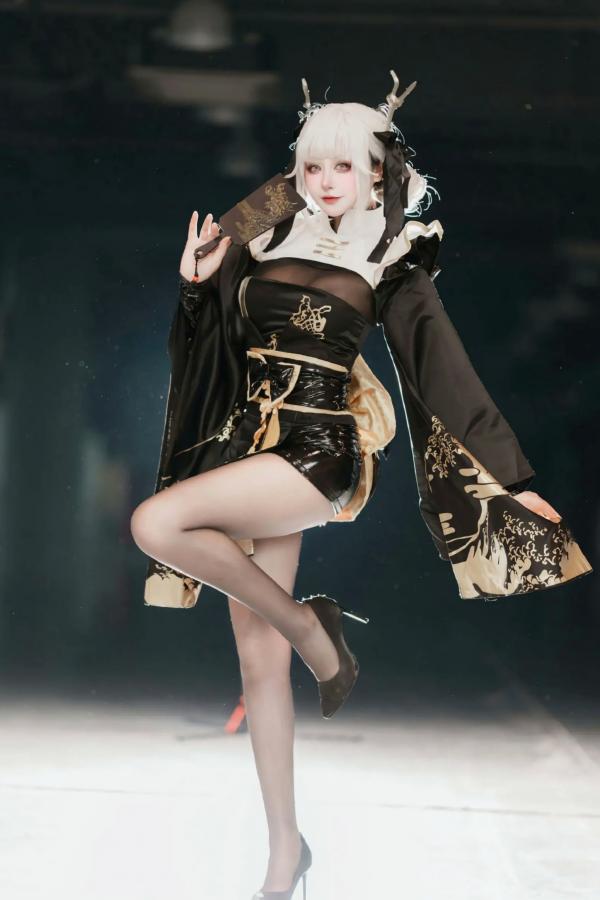    酒酿促织nya_白兔Cosplay漫展精选，黑金国风绝美动人，清冷少女的二次元梦幻秀第18张图片