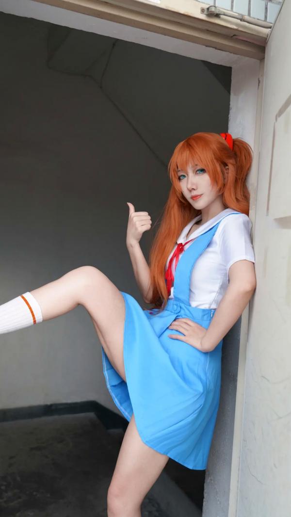    绞肉姬 Asuka新世纪福音战士明日香COS，户外天台清纯校服美腿大尺度福利秀第3张图片