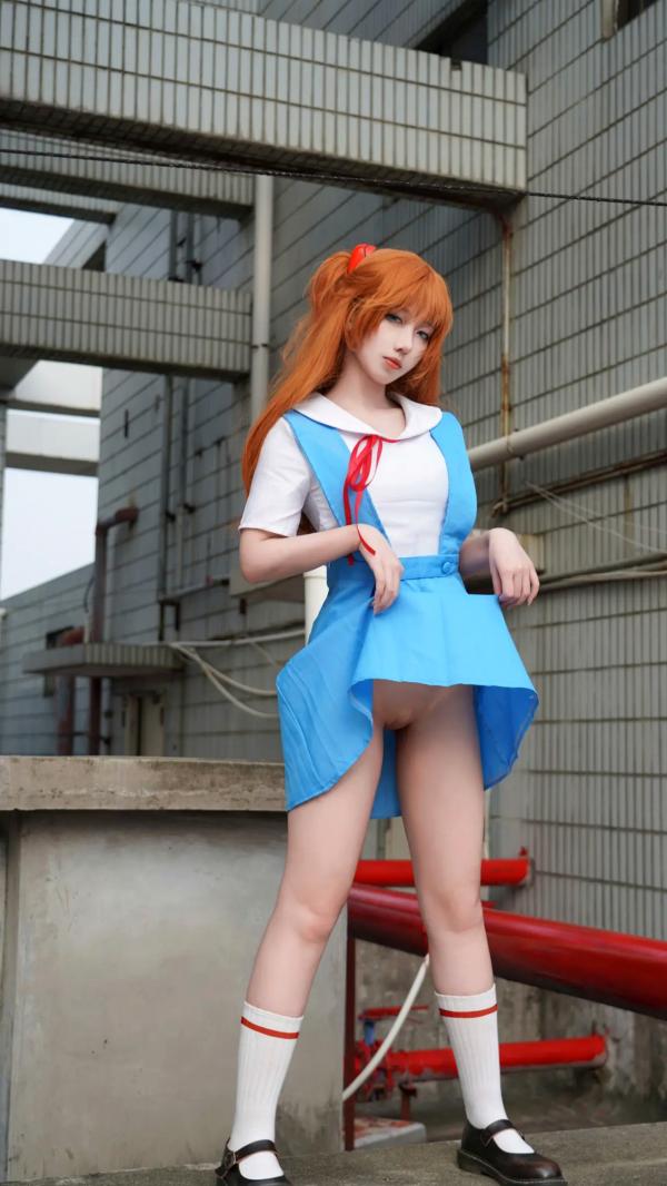    绞肉姬 Asuka新世纪福音战士明日香COS，户外天台清纯校服美腿大尺度福利秀第17张图片