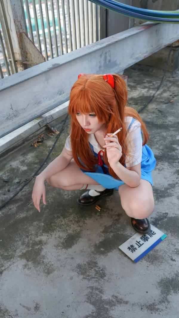    绞肉姬 Asuka新世纪福音战士明日香COS，户外天台清纯校服美腿大尺度福利秀第41张图片