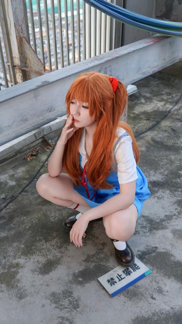    绞肉姬 Asuka新世纪福音战士明日香COS，户外天台清纯校服美腿大尺度福利秀第42张图片