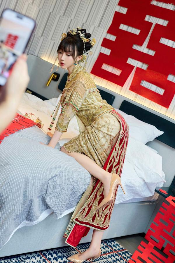    秀人网第10567期：玥儿玥er金色中式新娘装诱惑，精美头饰下的私房性感婚纱大尺度写真第3张图片