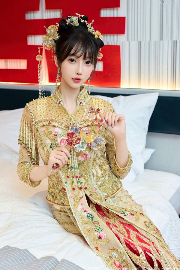    秀人网第10567期：玥儿玥er金色中式新娘装诱惑，精美头饰下的私房性感婚纱大尺度写真第11张图片