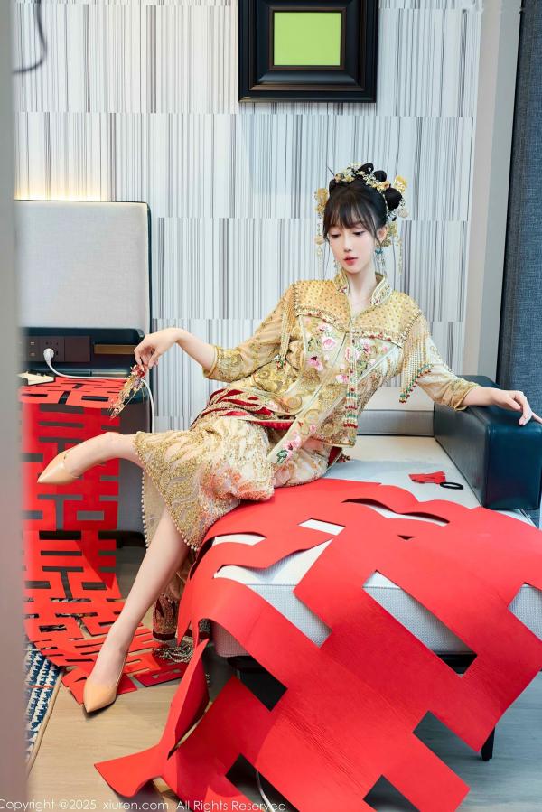    秀人网第10567期：玥儿玥er金色中式新娘装诱惑，精美头饰下的私房性感婚纱大尺度写真第15张图片