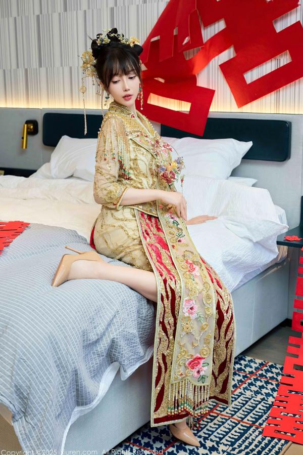    秀人网第10567期：玥儿玥er金色中式新娘装诱惑，精美头饰下的私房性感婚纱大尺度写真第18张图片