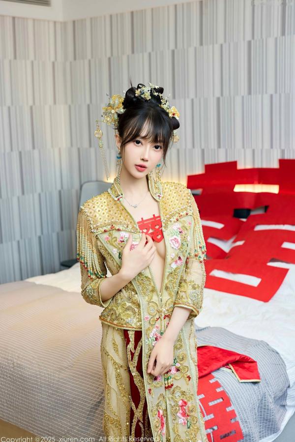    秀人网第10567期：玥儿玥er金色中式新娘装诱惑，精美头饰下的私房性感婚纱大尺度写真第30张图片