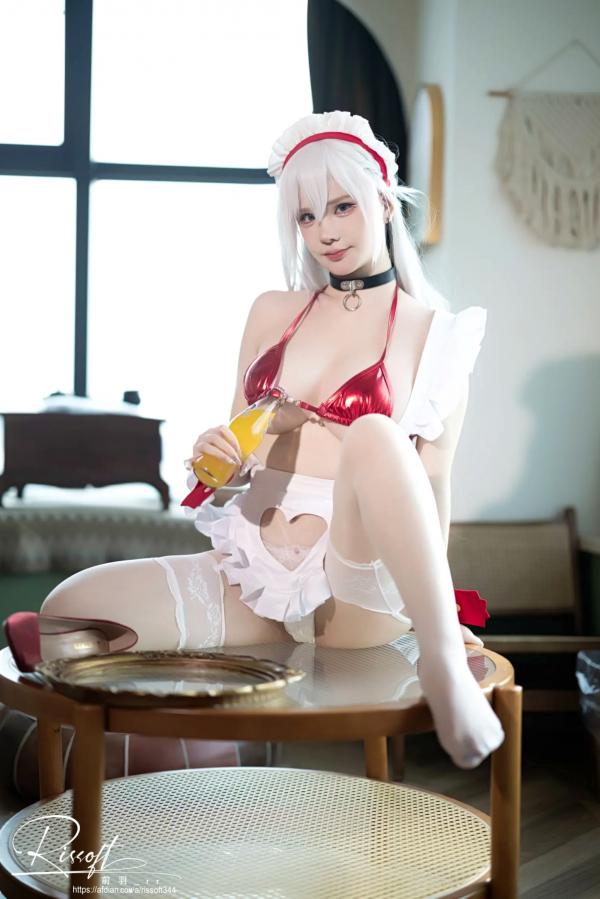    前羽_rr碧蓝航线贝尔法斯特精致女仆COS，银发红装性感角色扮演，白丝美腿诱惑私房照第6张图片