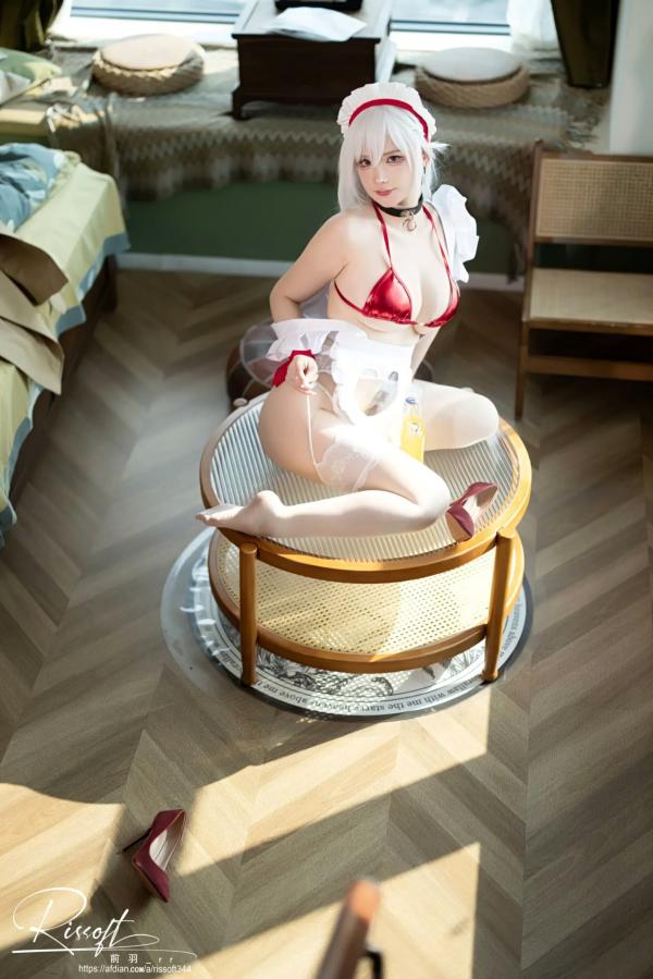    前羽_rr碧蓝航线贝尔法斯特精致女仆COS，银发红装性感角色扮演，白丝美腿诱惑私房照第21张图片